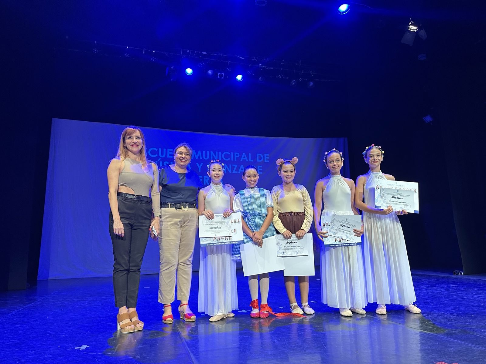 Entrega de diplomas a las estudiantes destacadas de la Escuela Municipal de Música y Danza