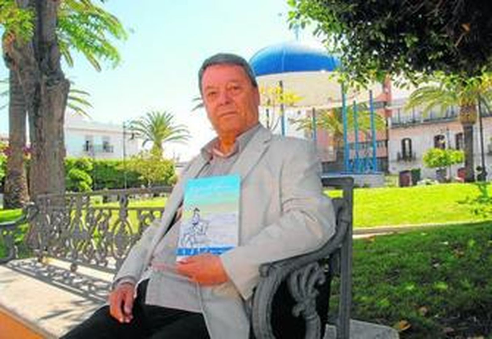 Jaime Aragón, con su novela recién publicada, en la céntrica Alameda Moreno de Guerra.