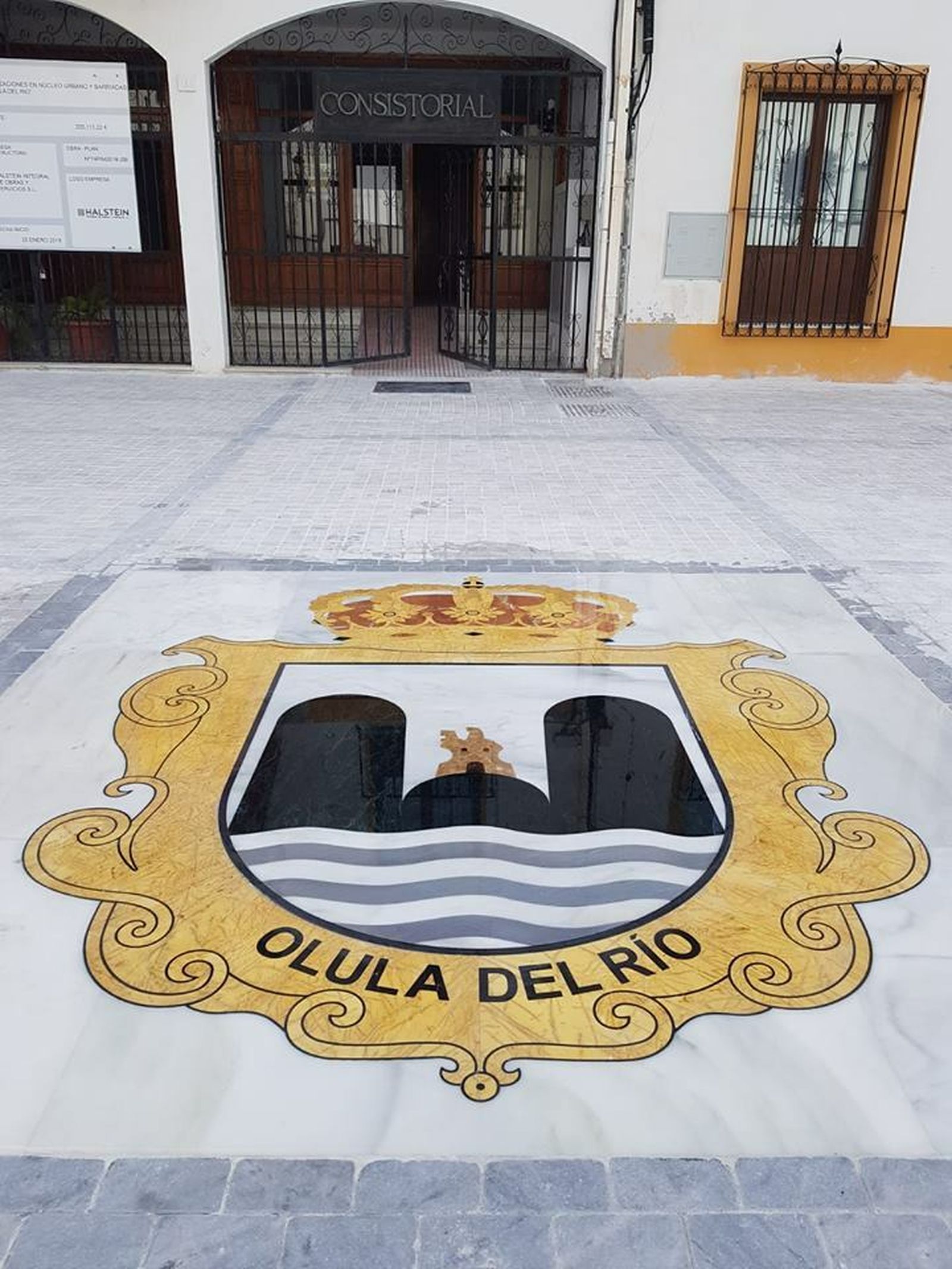 El escudo de la localidad luce imponente frente a la Casa Consistorial en la Plaza de España.