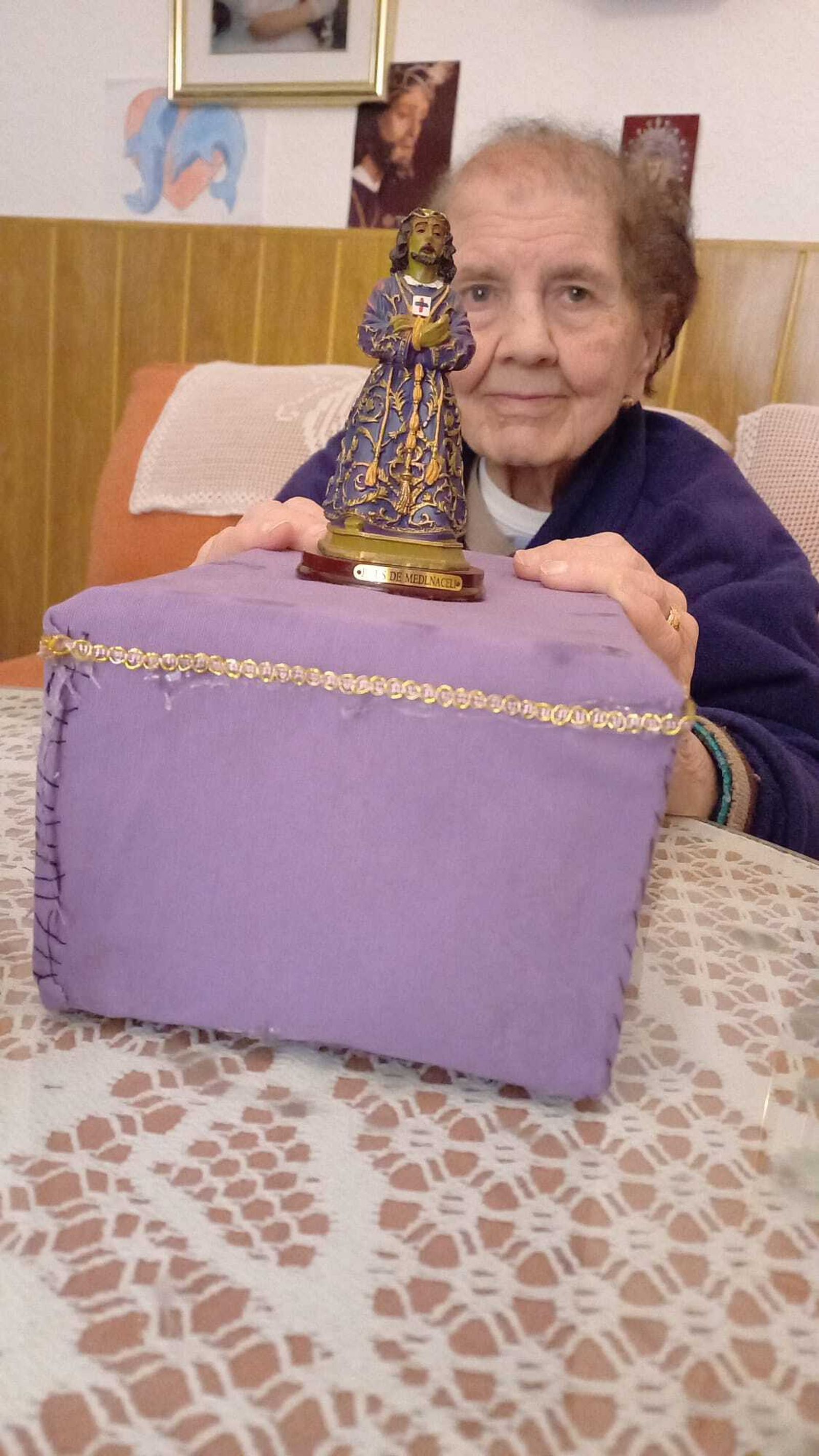 Los mayores de Huétor Tájar fabrican pasos de Semana Santa con materiales reciclados para combatir el deterioro cognitivo