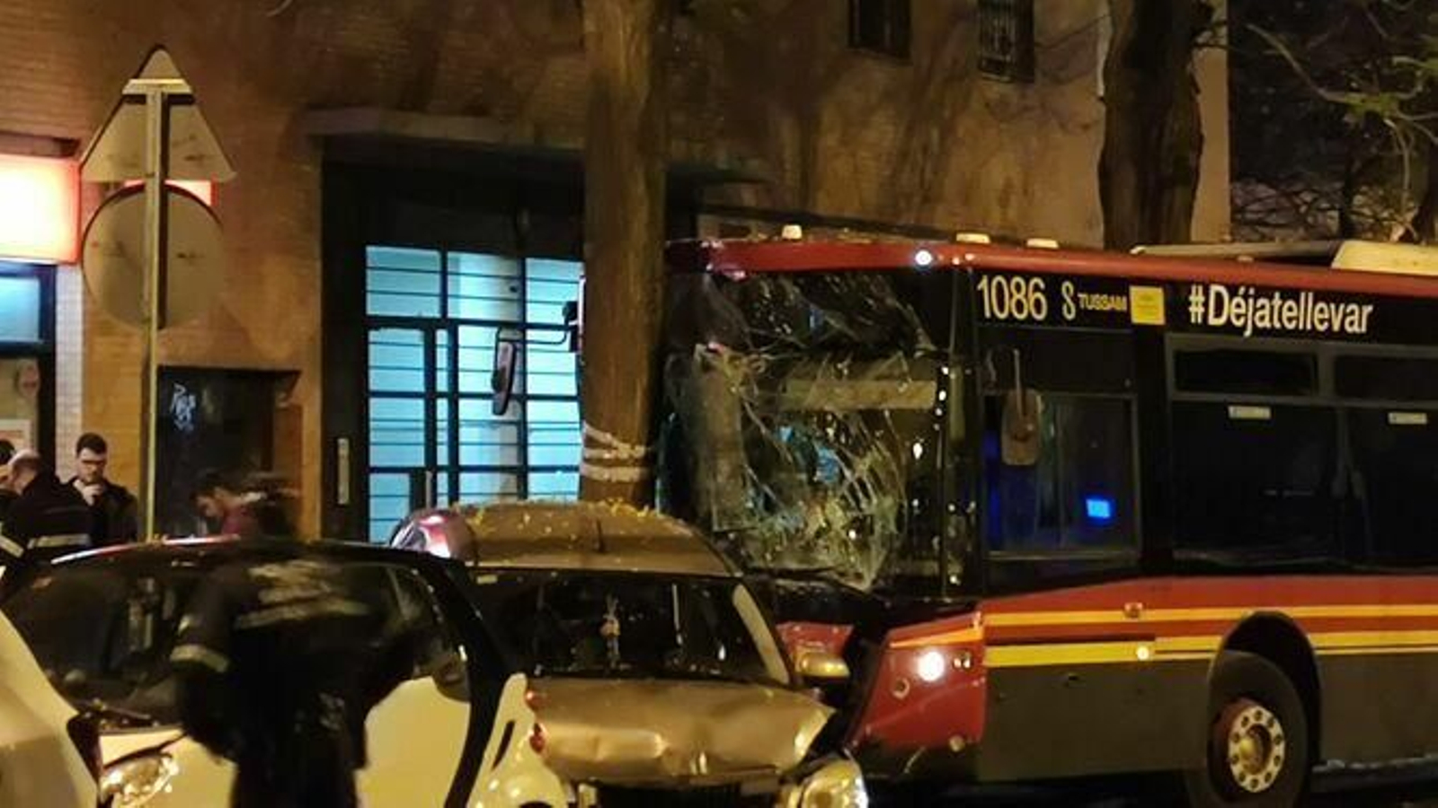 El autobús de Tussam implicado en el choque.