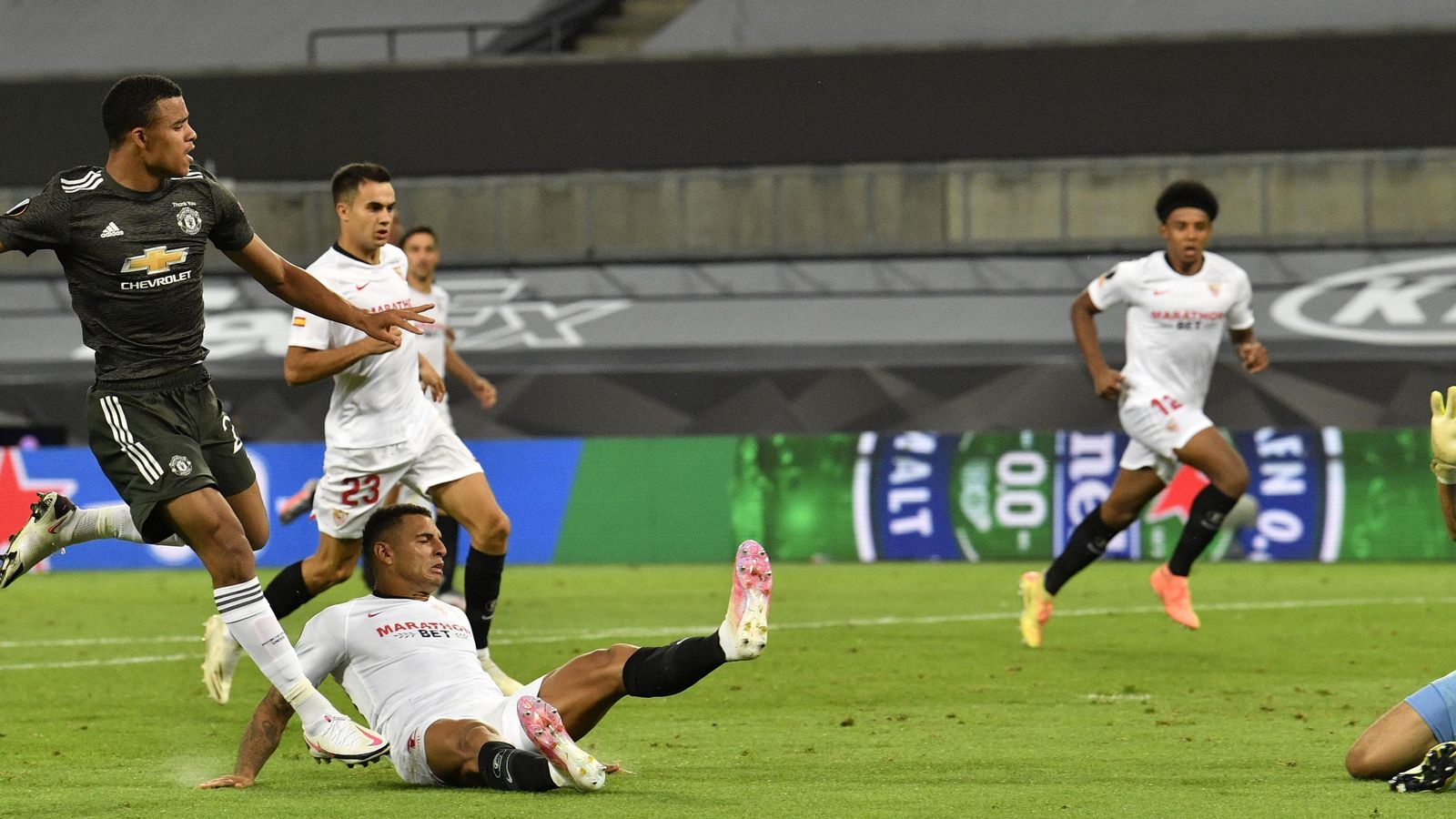 Bono, en el momento de despejar con el muslo derecho el tiro cruzado de Greenwood.