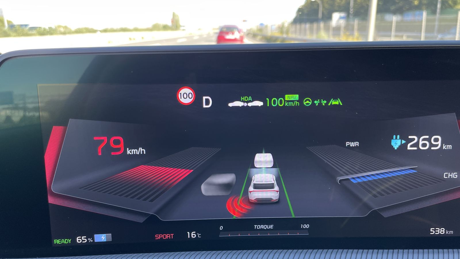 El HDA2 permite cierto nivel de conducción autónoma en función de la posición de otros vehículos de la vía.