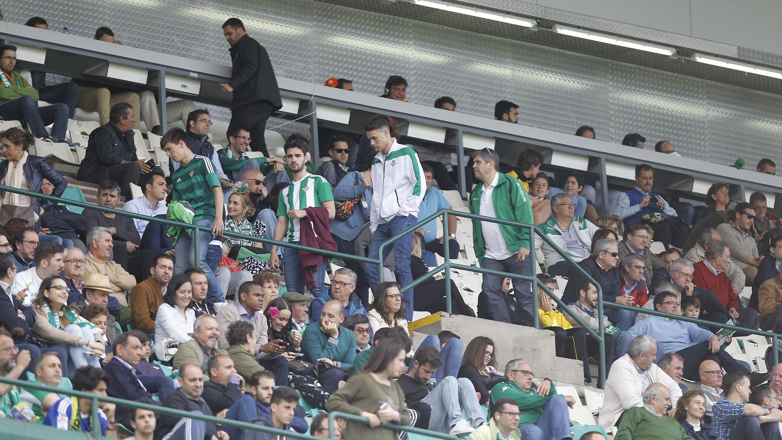 Aficionados se marchan del campo mucho antes del final.