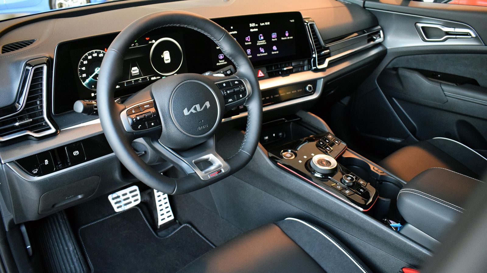 Tendrá dos pantallas de 12,3” en prácticamente todos los niveles: una destinada a la instrumentación y otra para el sistema de infoentretenimiento que se sitúan la una a continuación de la otra. Dan así un aspecto de uniformidad bajo un mismo cristal curvado.