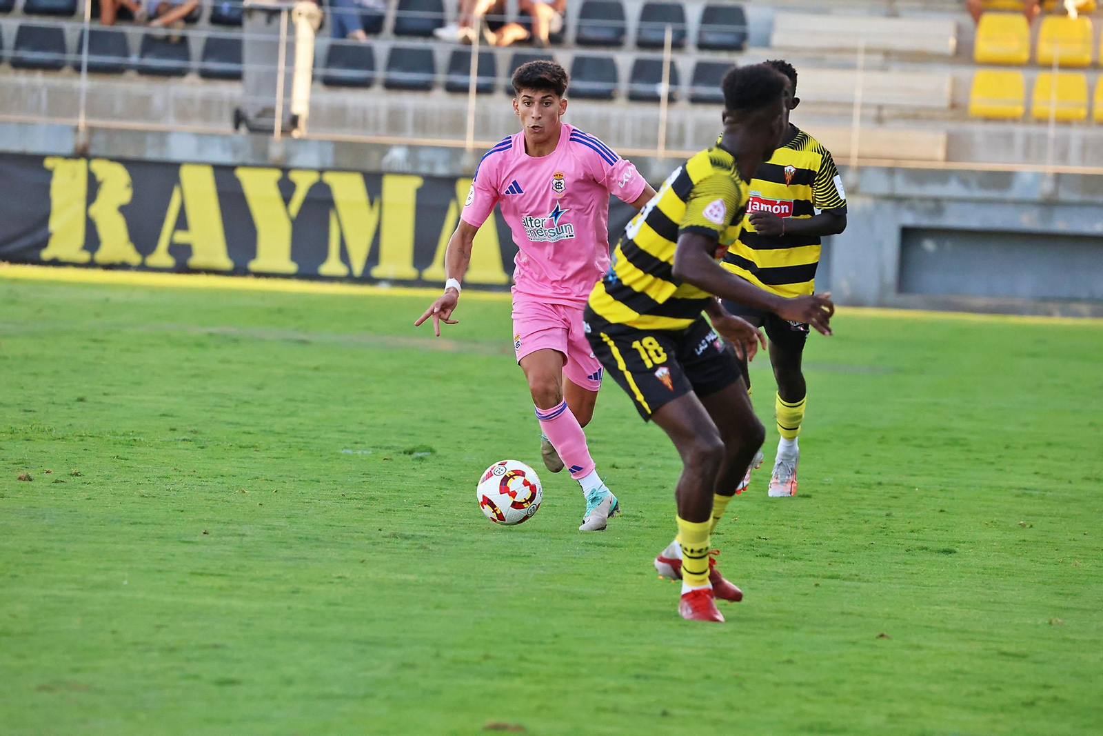 Imágenes del Trofeo de la Bella entre el San Roque de Lepe y el Recreativo de Huelva