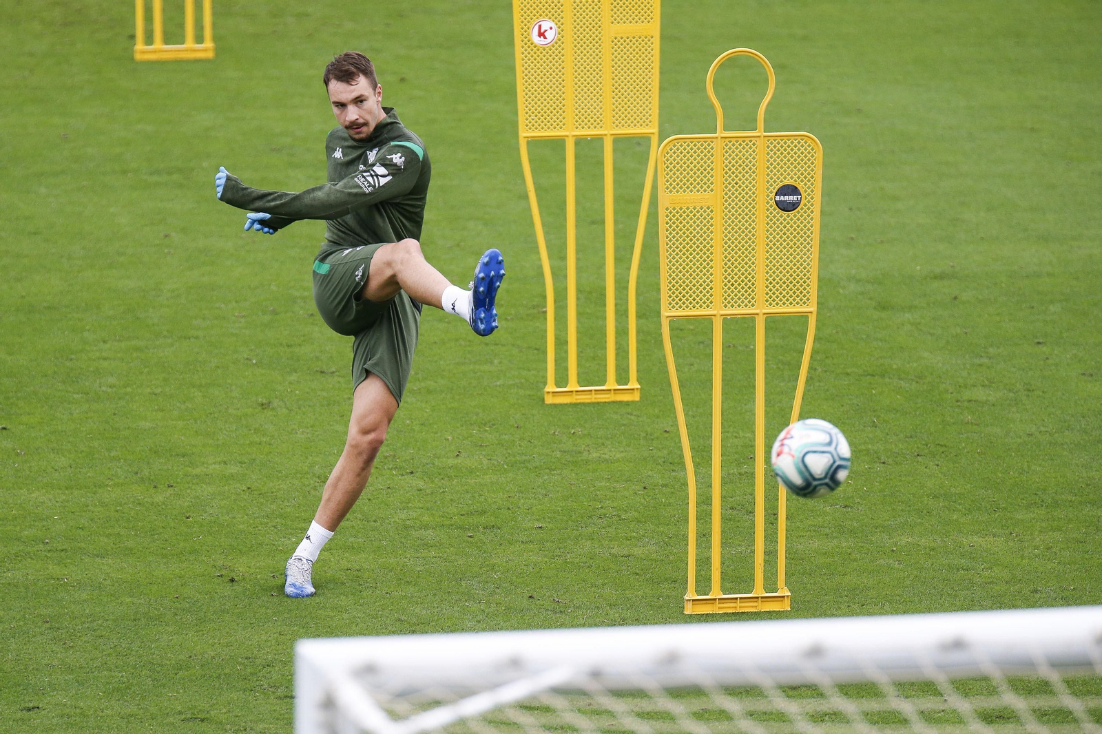 Lore remata a gol durante un ejercicio.