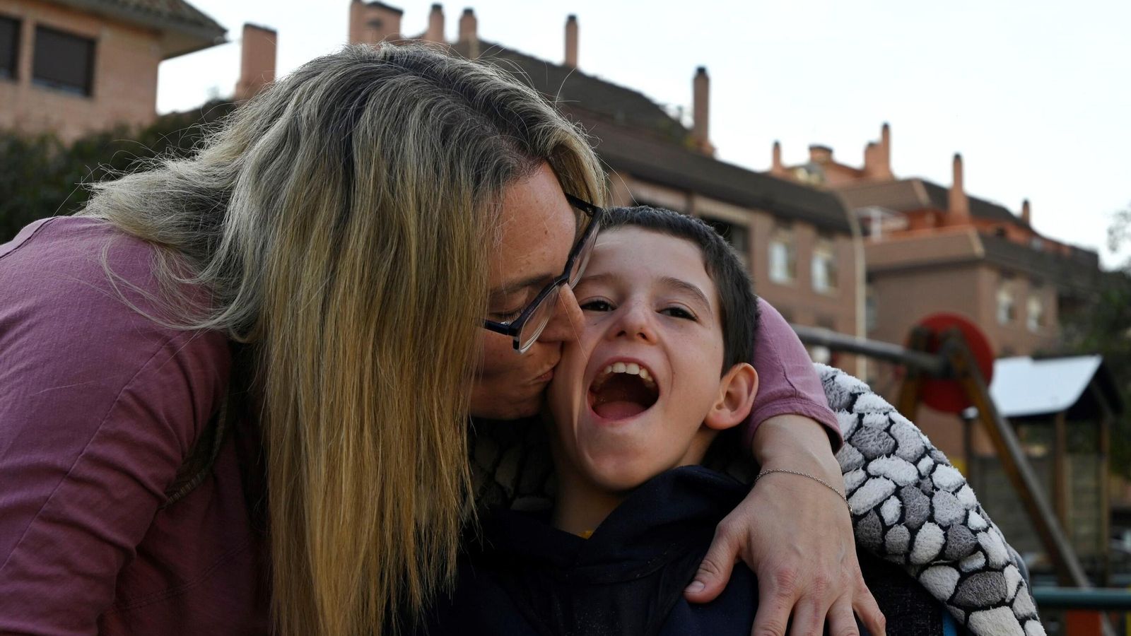 Toñi García besa a su hijo Adrián. Toñi García besa a su hijo Adrián.