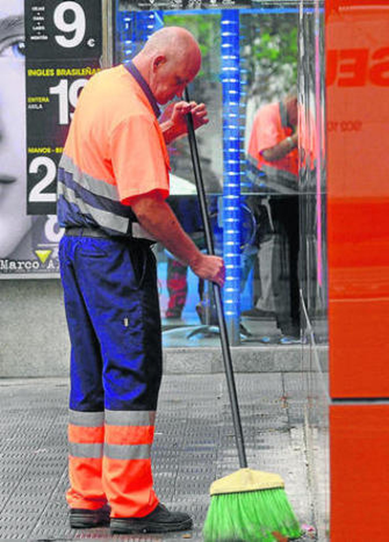 Un operario de Lipasam, en una imagen de archivo.