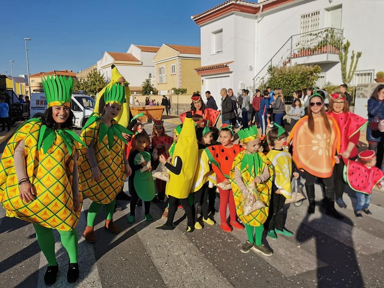 Los alimentos fueron protagonistas del desfile de los colegios de la localidad. Las frutas, sanas y divertidas.