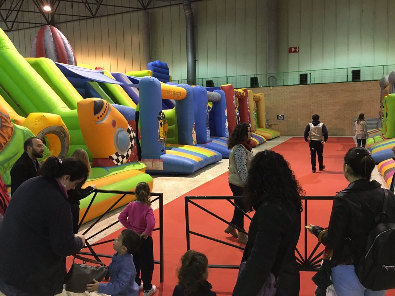 Sevillalandia acoge amplios espacios llenos de hinchables.