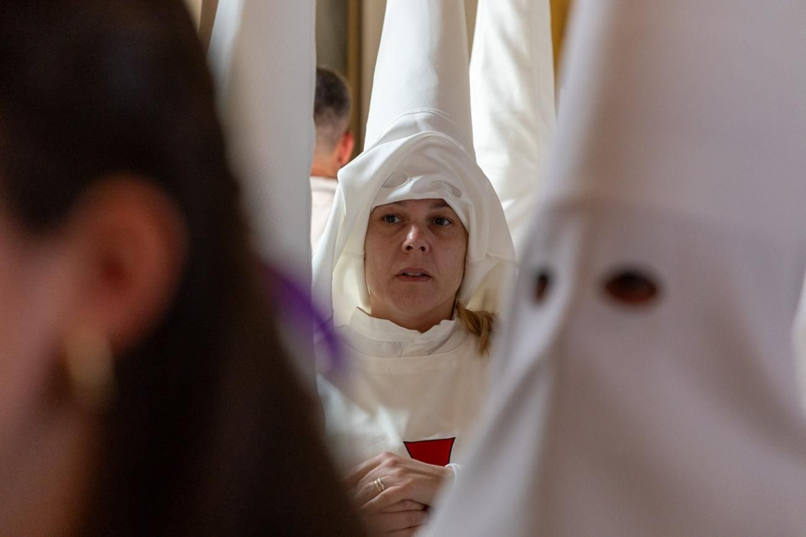 El Miércoles Santo inicia la tarde con los nazarenos trinitarios del barrio de Santa Isabel