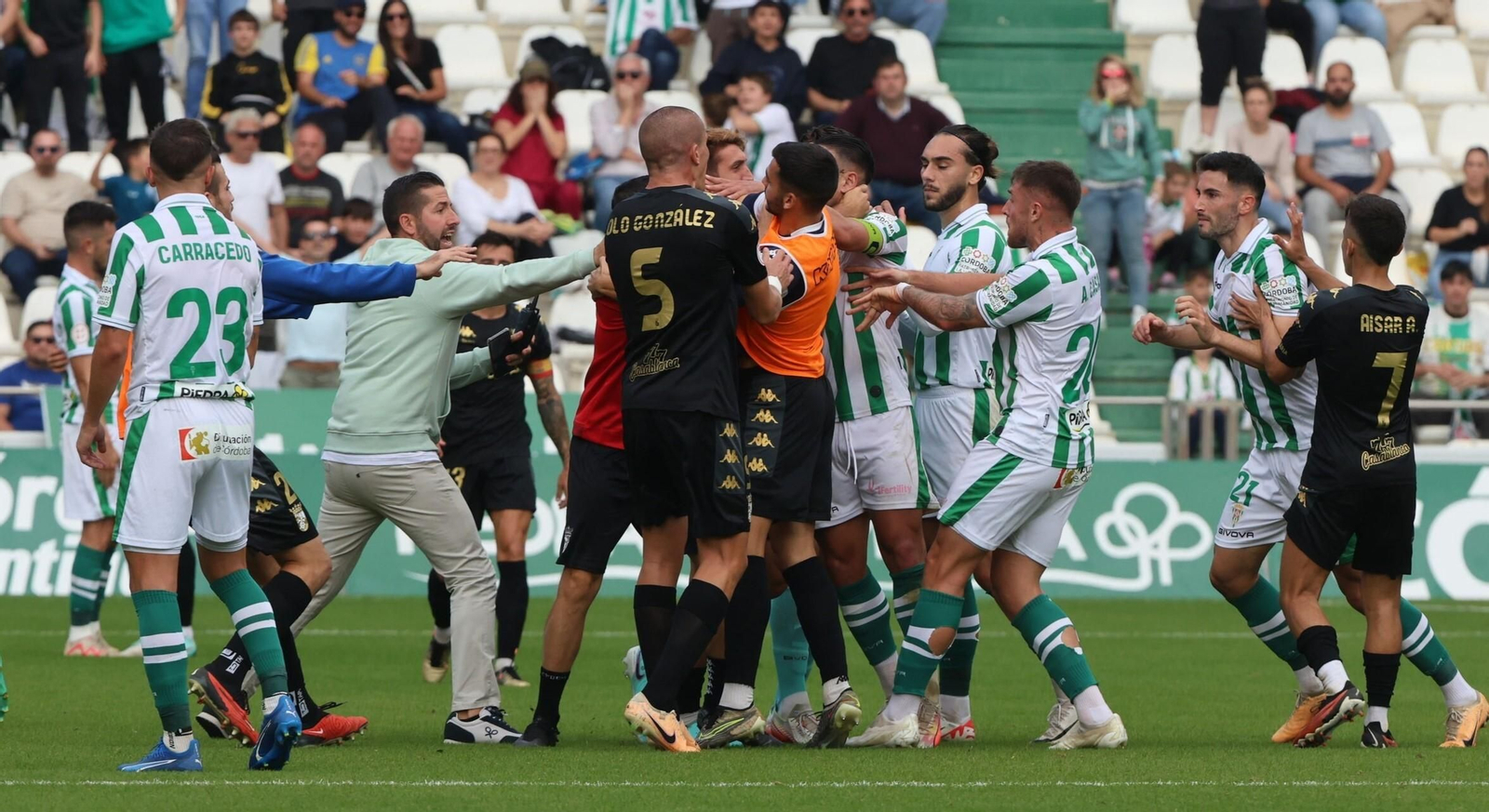Varios jugadores del Córdoba CF y el Ceuta se enzarzan en una tangana. Varios jugadores del Córdoba CF y el Ceuta se enzarzan en una tangana.