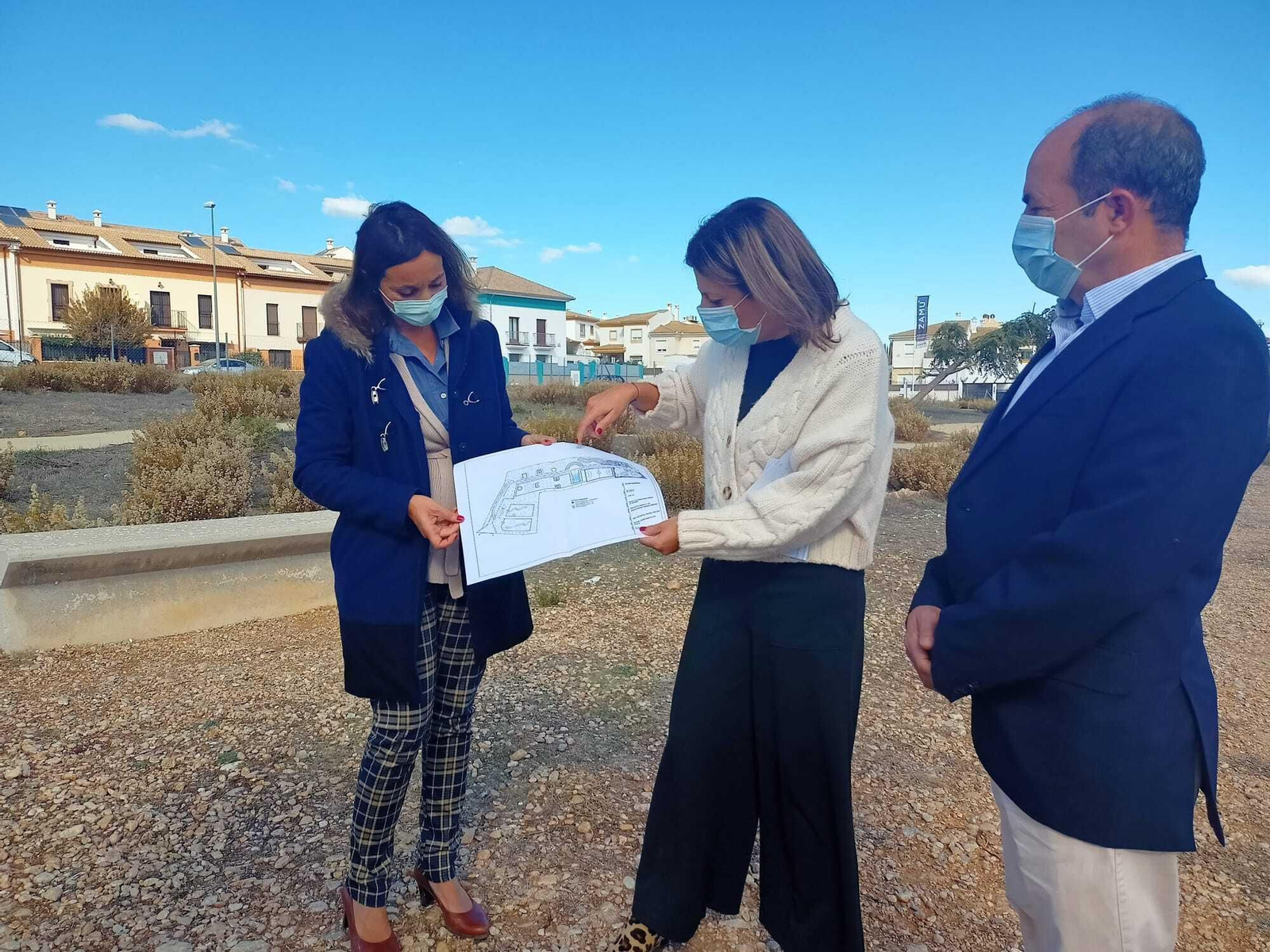 Ricardo Calle, presidente de APR, junto a la alcaldesa de Ronda y la delegada de Obras en una rueda de prensa reciente.