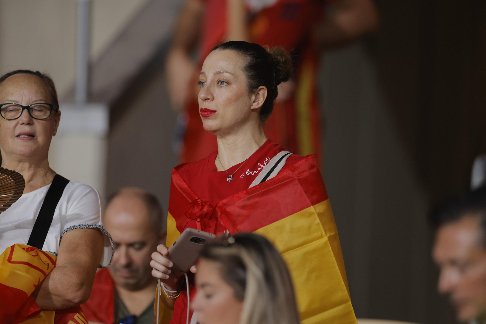 Búscate en las fotos del España-Escocia