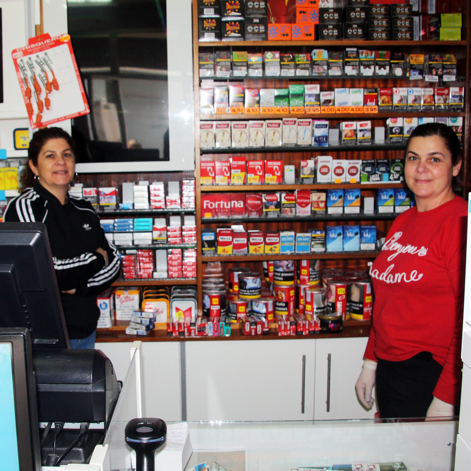 Ana (derecha) y Otilia, en el estanco de Balerma.