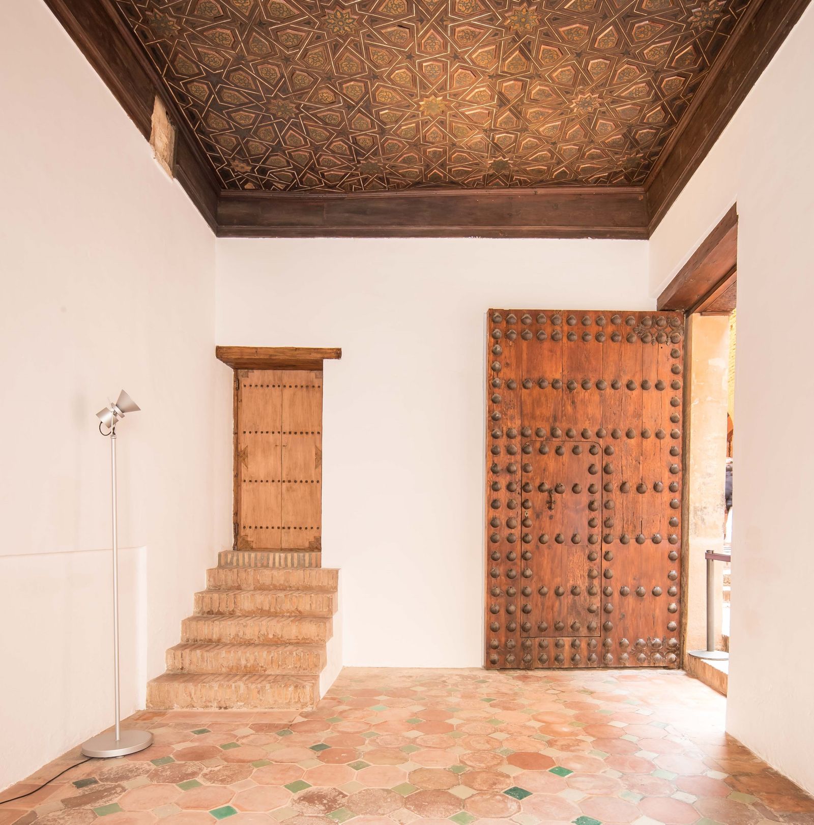 Imagen de la sala restaurada en los palacios nazaríes de la Alhambra