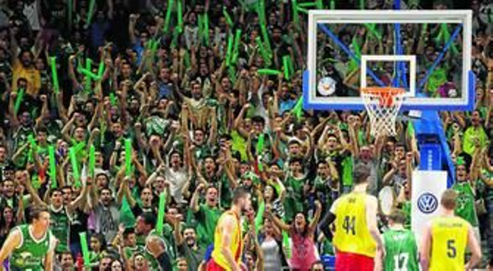 La afición estalla de alegría tras una canasta cajista.