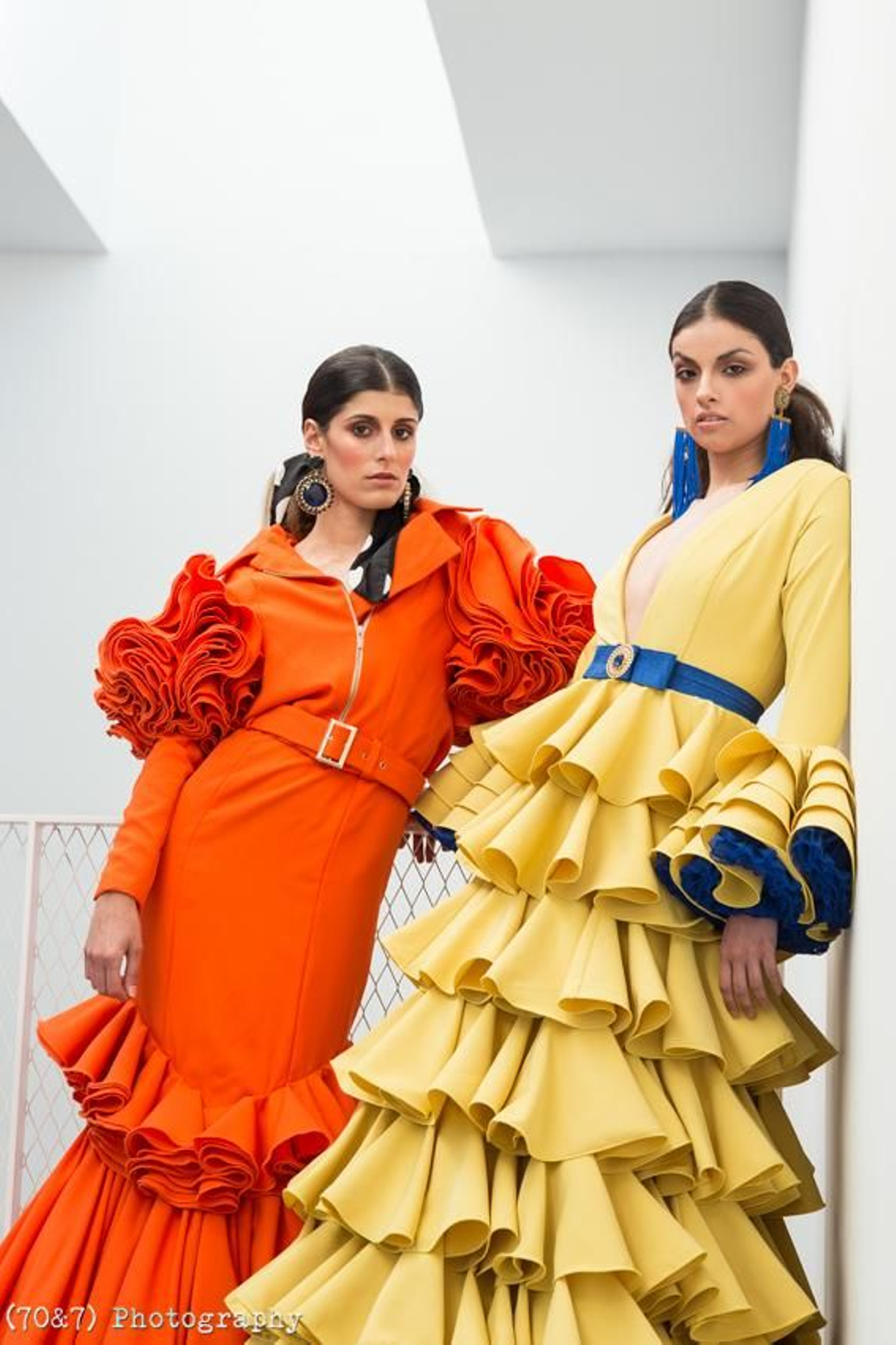 Vestidos naranja y amarillo de las diseñadoras Laura de los Santos y Amalia Vergara, respectivamente.