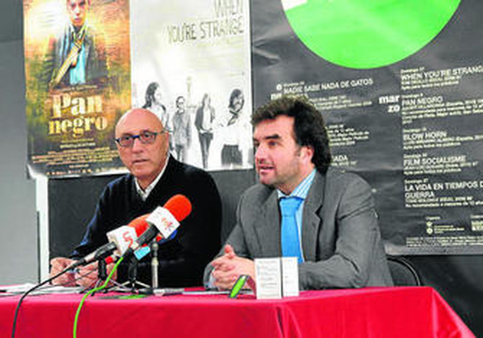 El concejal de Cultura Millán Alegre, junto al técnico del área Antonio Ahúcha, presentaron el ciclo de cine.