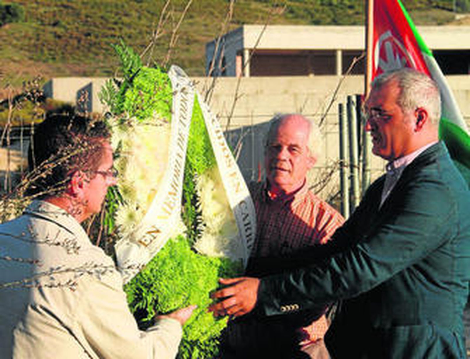 Ofrenda floral de los miembros del PA ayer en el Chare de Vejer.