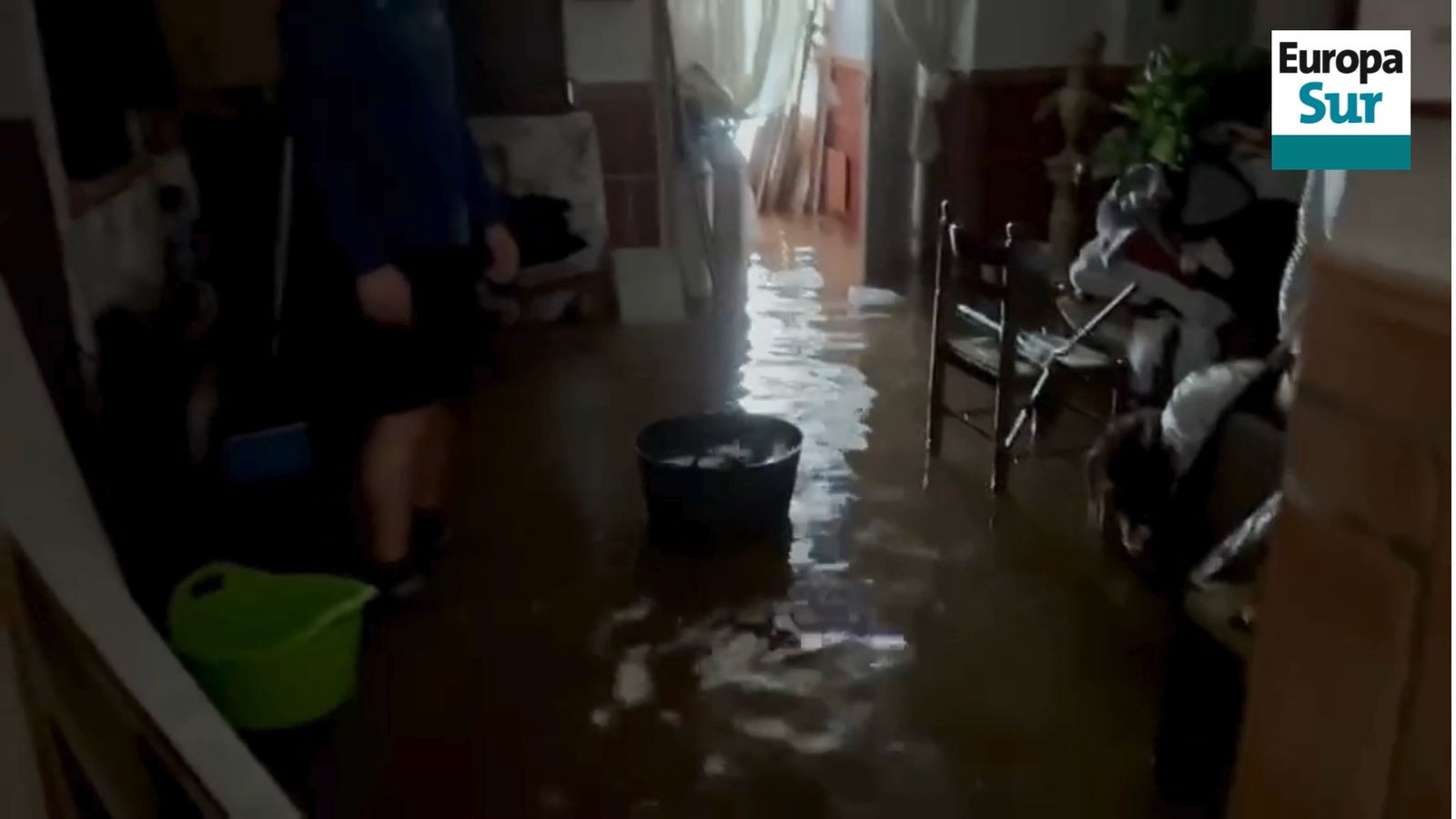 Casas y calles inundadas en el Varadero de Algeciras por el temporal de lluvia