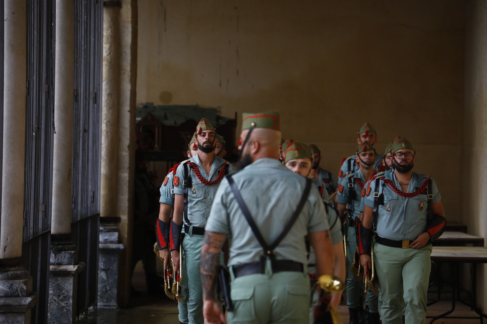 Las mejores imágenes del vía crucis de la Caridad de Córdoba con la Legión en este Viernes Santo