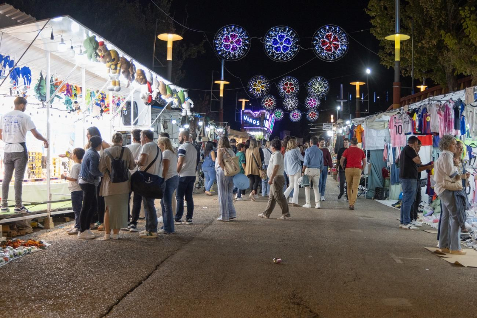 Los jiennenses disfrutan una noche más de la Feria de San Lucas