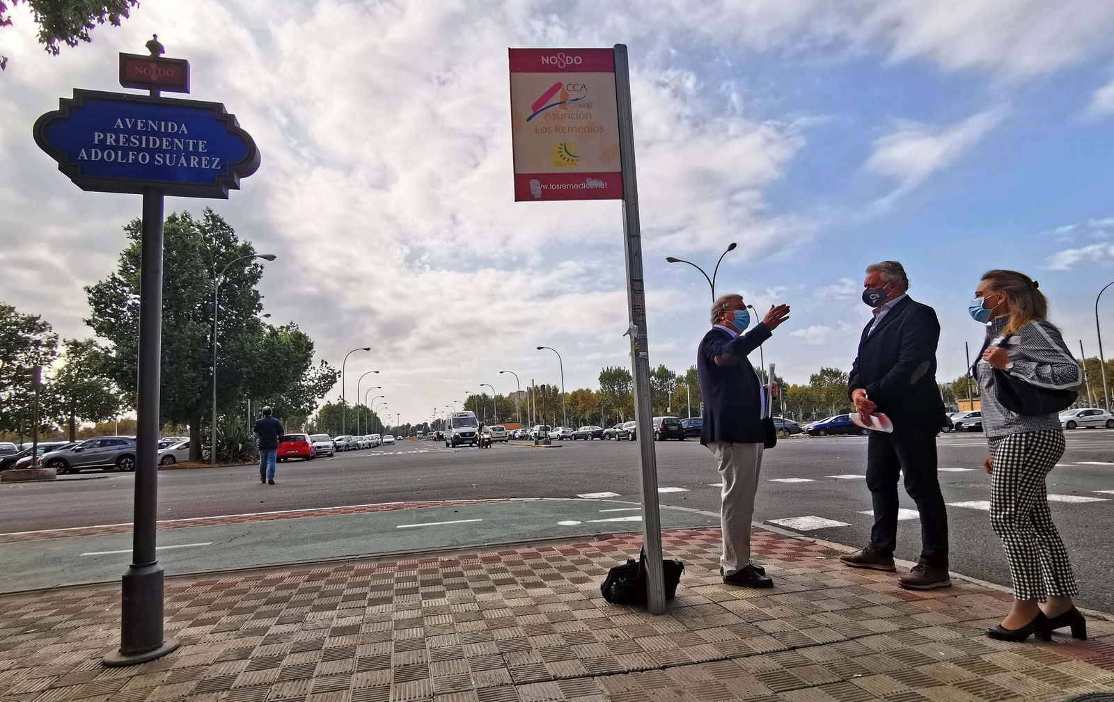 Miguel Ángel Aumesquet durante su visita al barrio de Los Remedios.