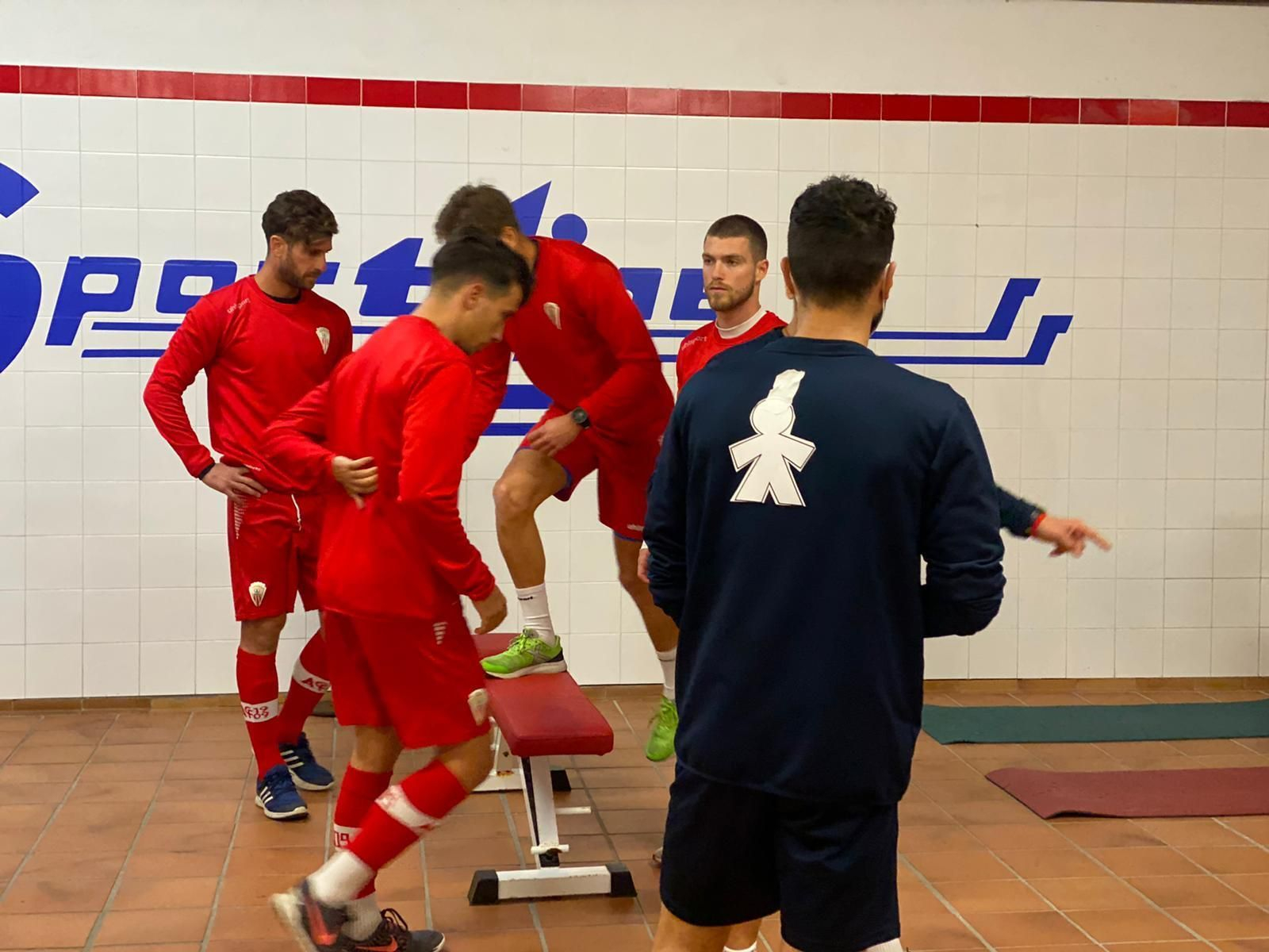 Los típicos monigotes de los Santos Inocentes, en el gimnasio del Algeciras