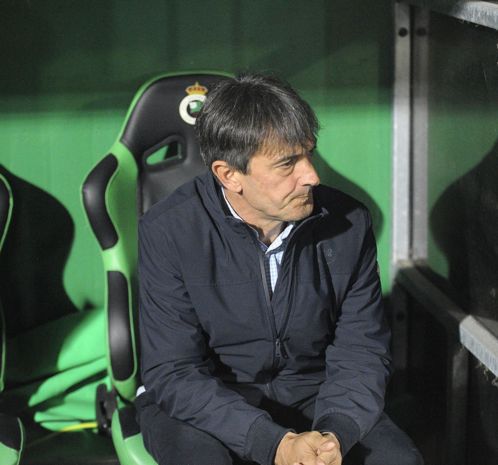 Pacheta observando el partido en El Sardinero.
