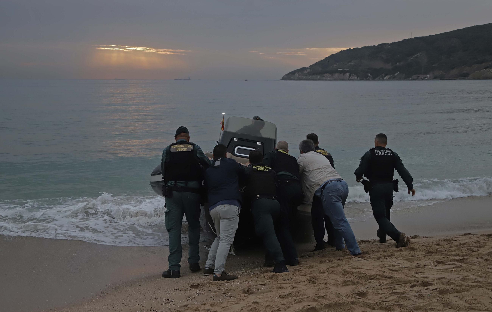 Fotos de la embarcación varada en la playa de Getares en Algeciras