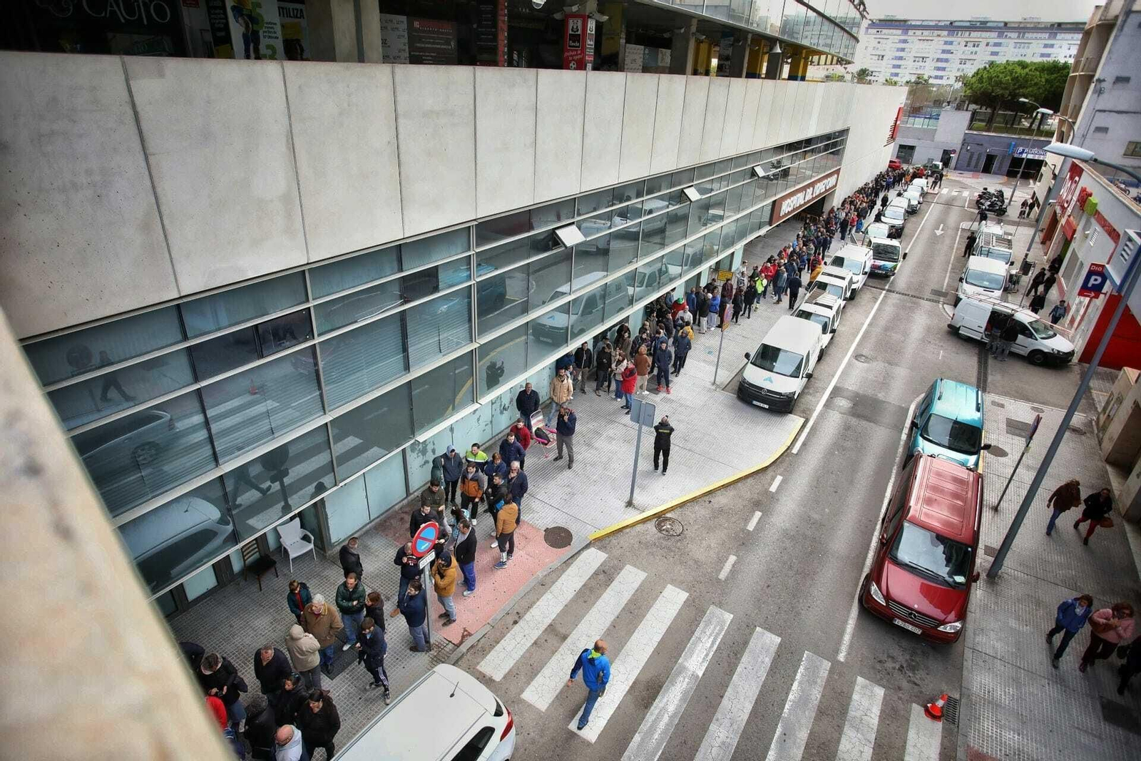 La larga cola llegaba a primera hora de la mañana hasta la esquina con Fondo Sur para conseguir las últimas entradas para el España-Malta.