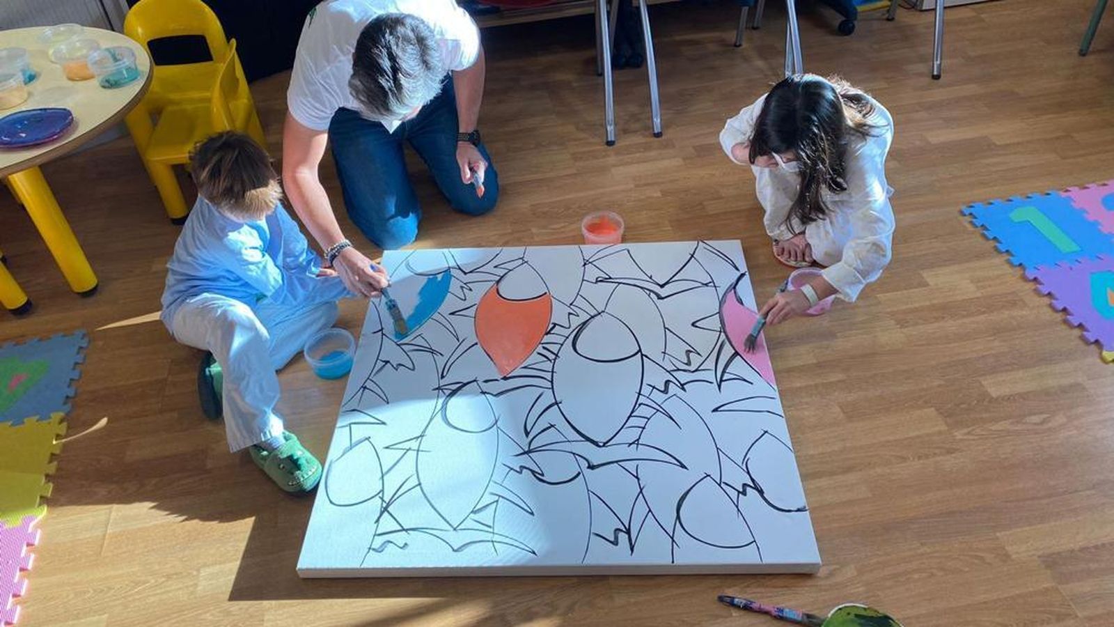 Dos de los niños con el pintor Fernando Quirós