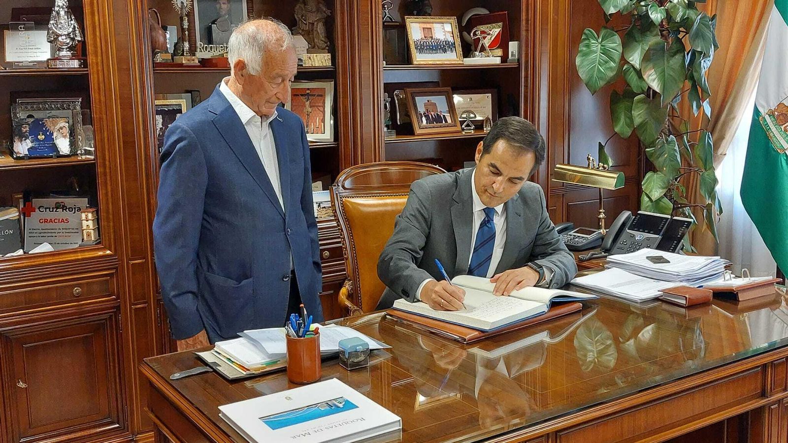 José Antonio Nieto firma en el Libro de Honor de Roquetas.