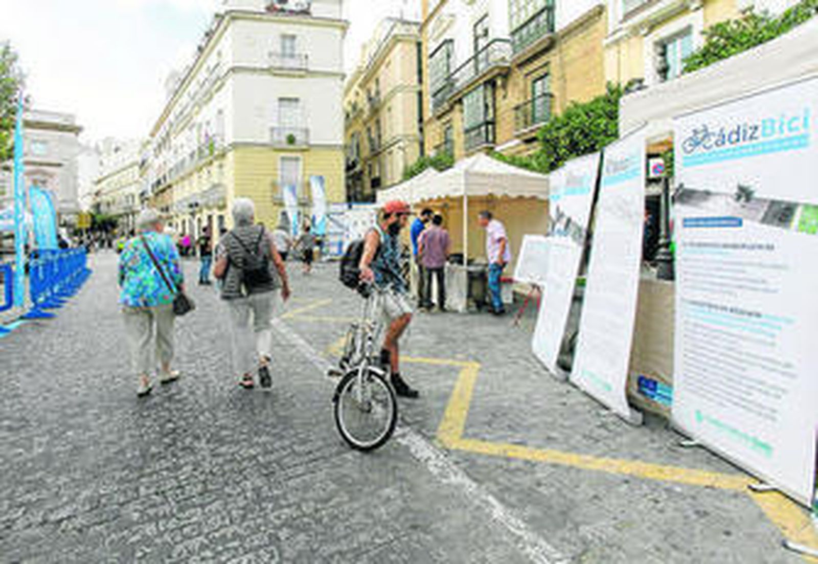 Peatones y ciclistas compartieron el espacio que dejaron libre los vehículos motorizados en la plaza de España.