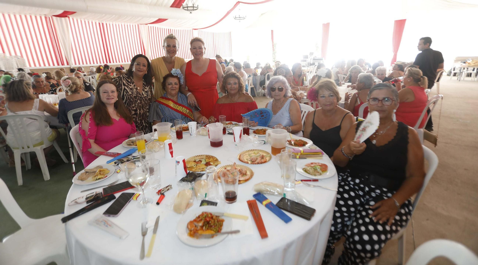 Las mujeres de San Roque disfrutan de su comida en la Feria Real