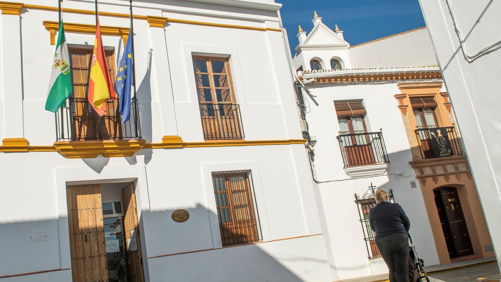 Banderas a media asta en el Ayuntamiento de Castilblanco de los Arroyos.
