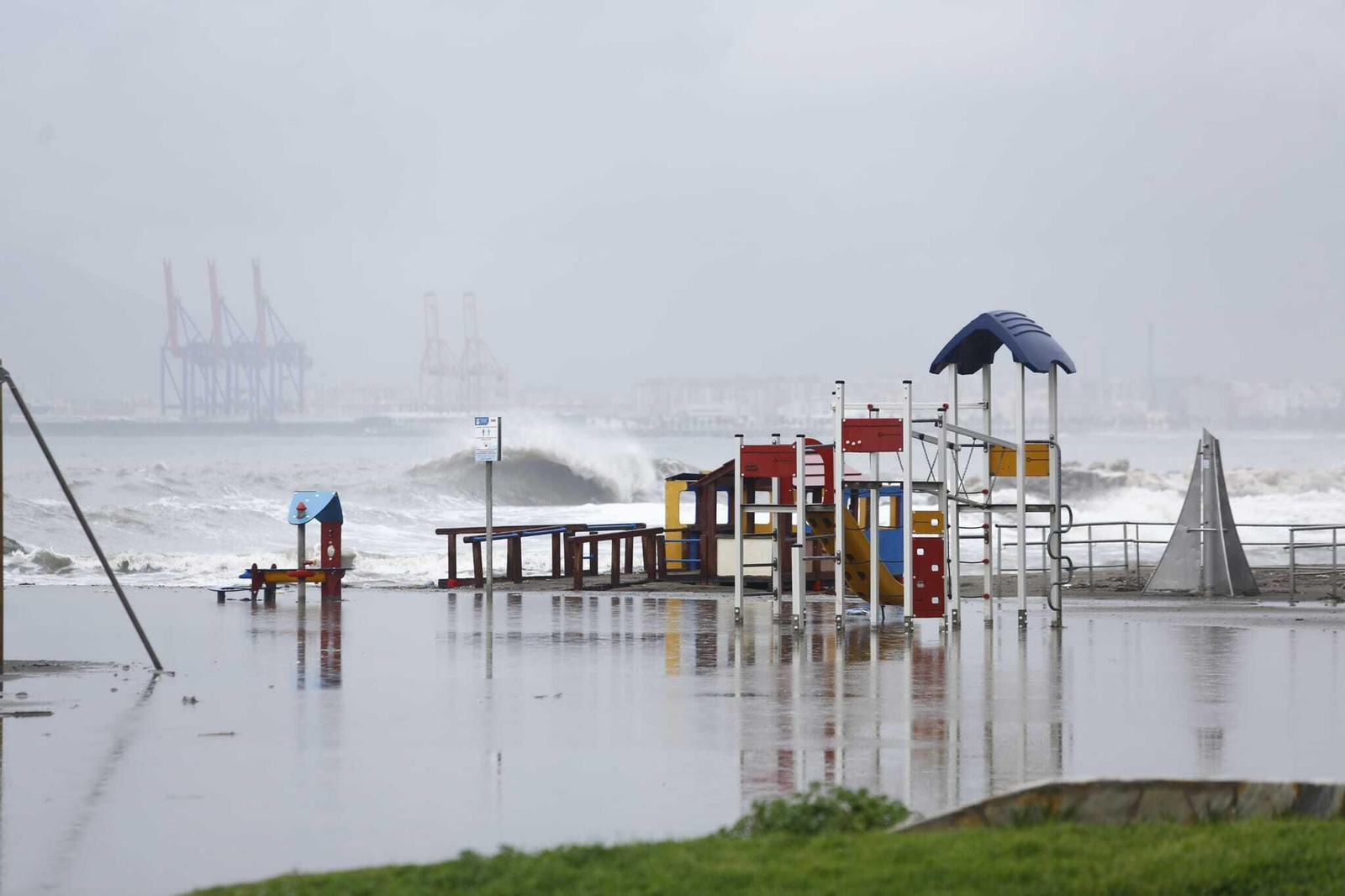 Fotos: Así está la playa de Pedregalejo, en Málaga, tras los efectos del oleaje