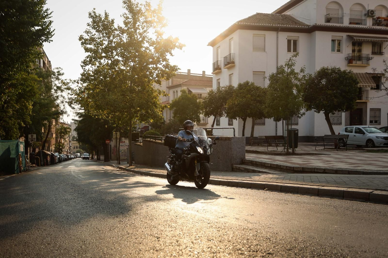 El humo de los incendios repartidos por el país cubre Granada: las imágenes