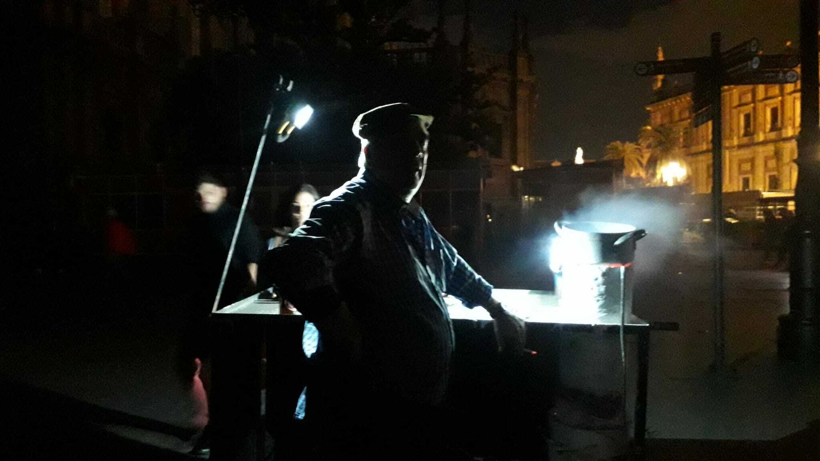 Un castañero en la Avenida de la Constitución a oscuras.