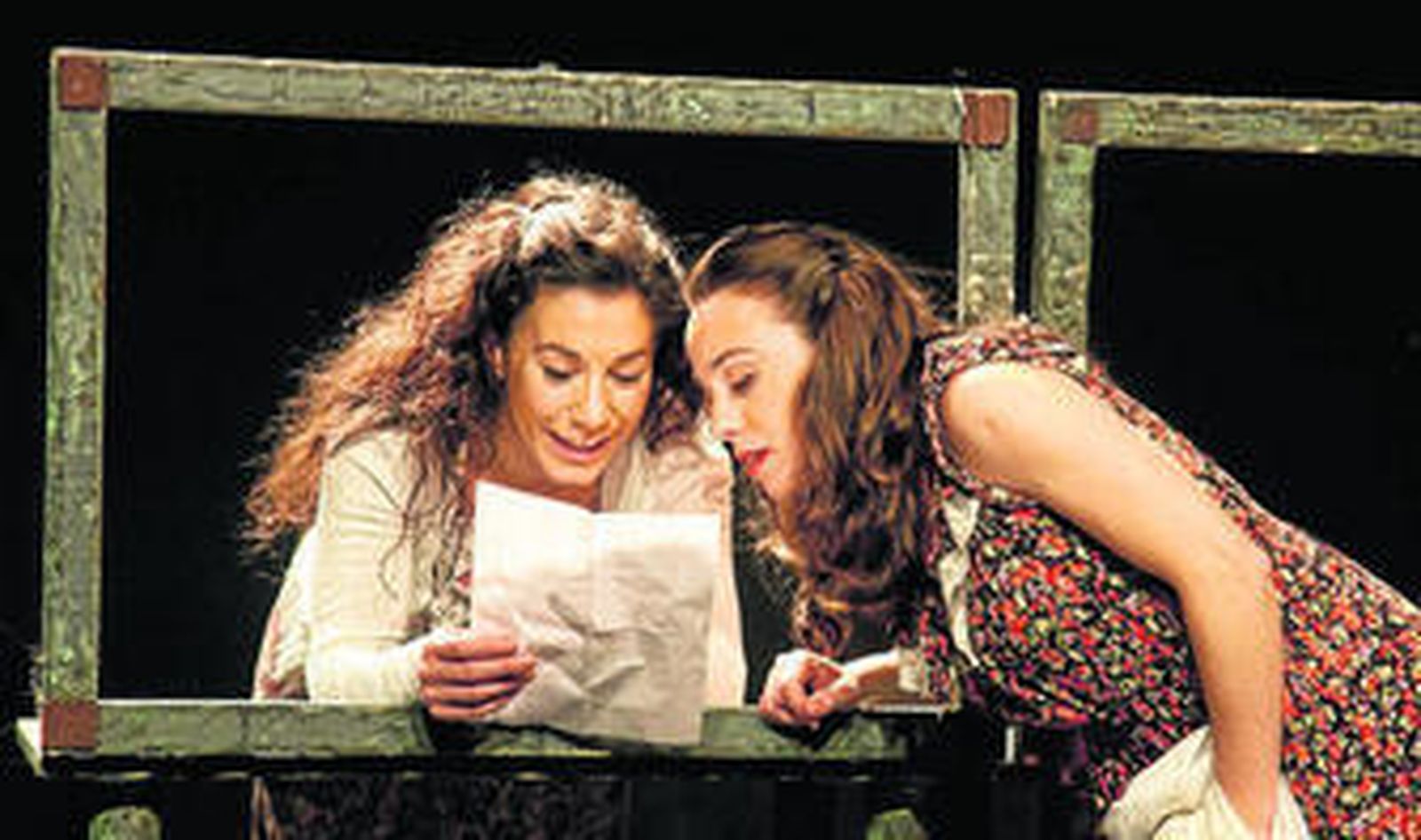 Noelia Fernández y Esther Aja protagonizan la obra 'Cartas de las golondrinas'.