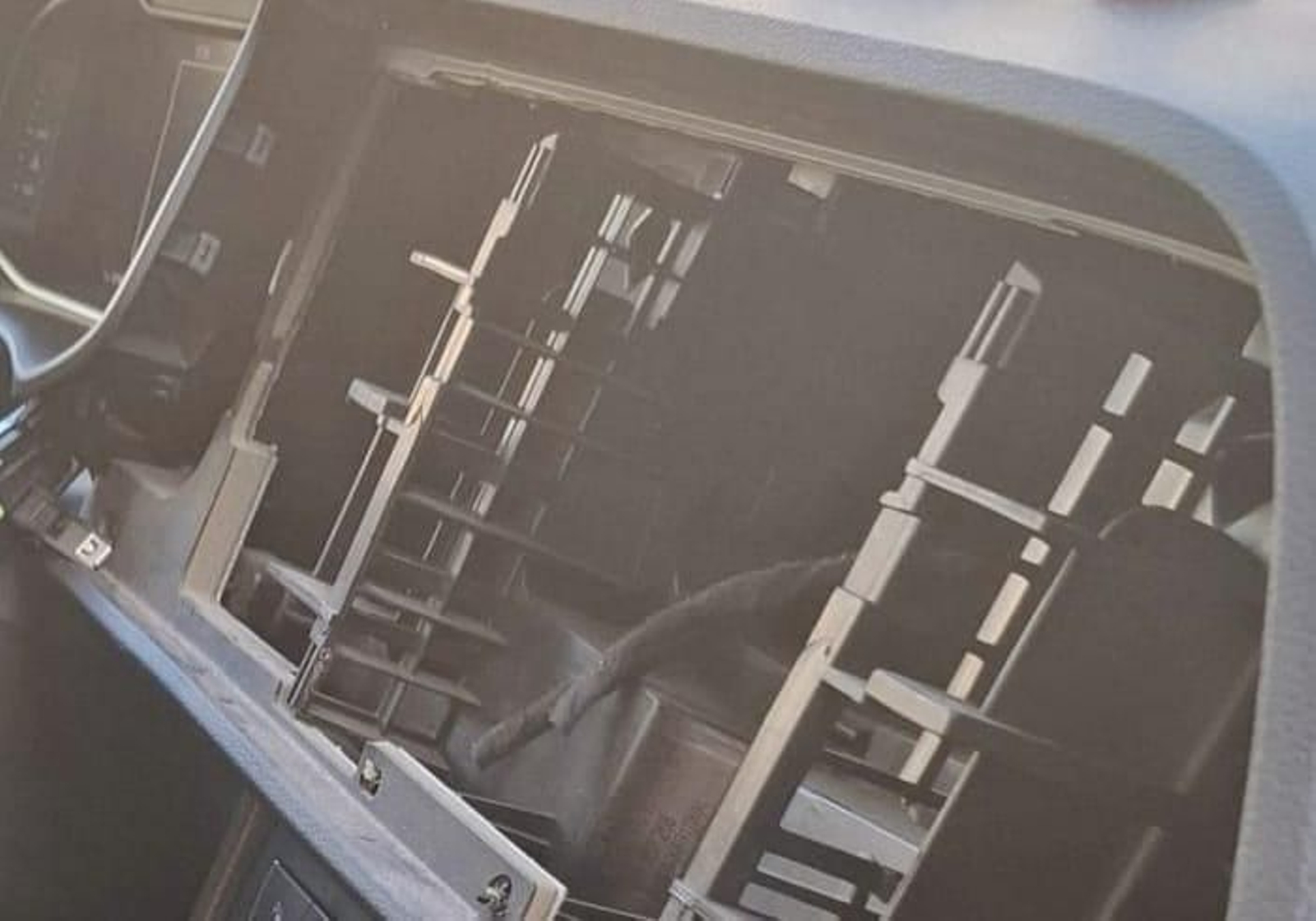 Estado del interior de uno de los vehículos afectados tras el robo de una pantalla en Moguer.