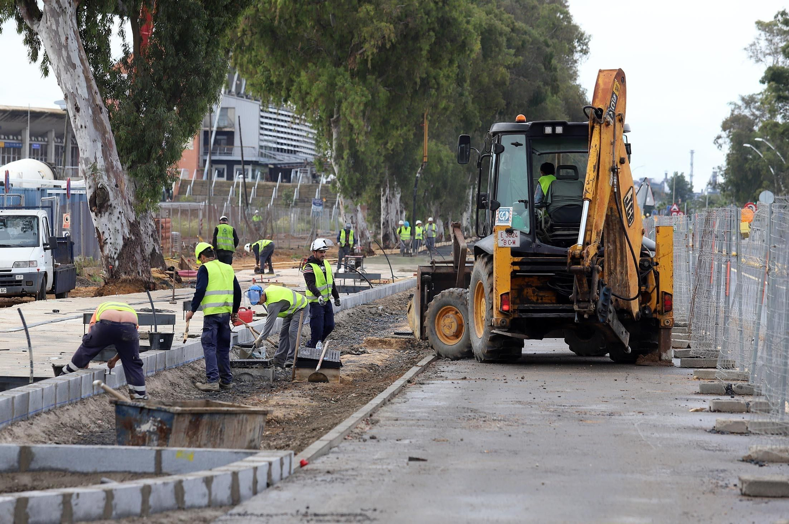 Los trabajos en la avenida Francisco Montenegro se han reanudado tras la interrupción dictada por el Ejecutivo.