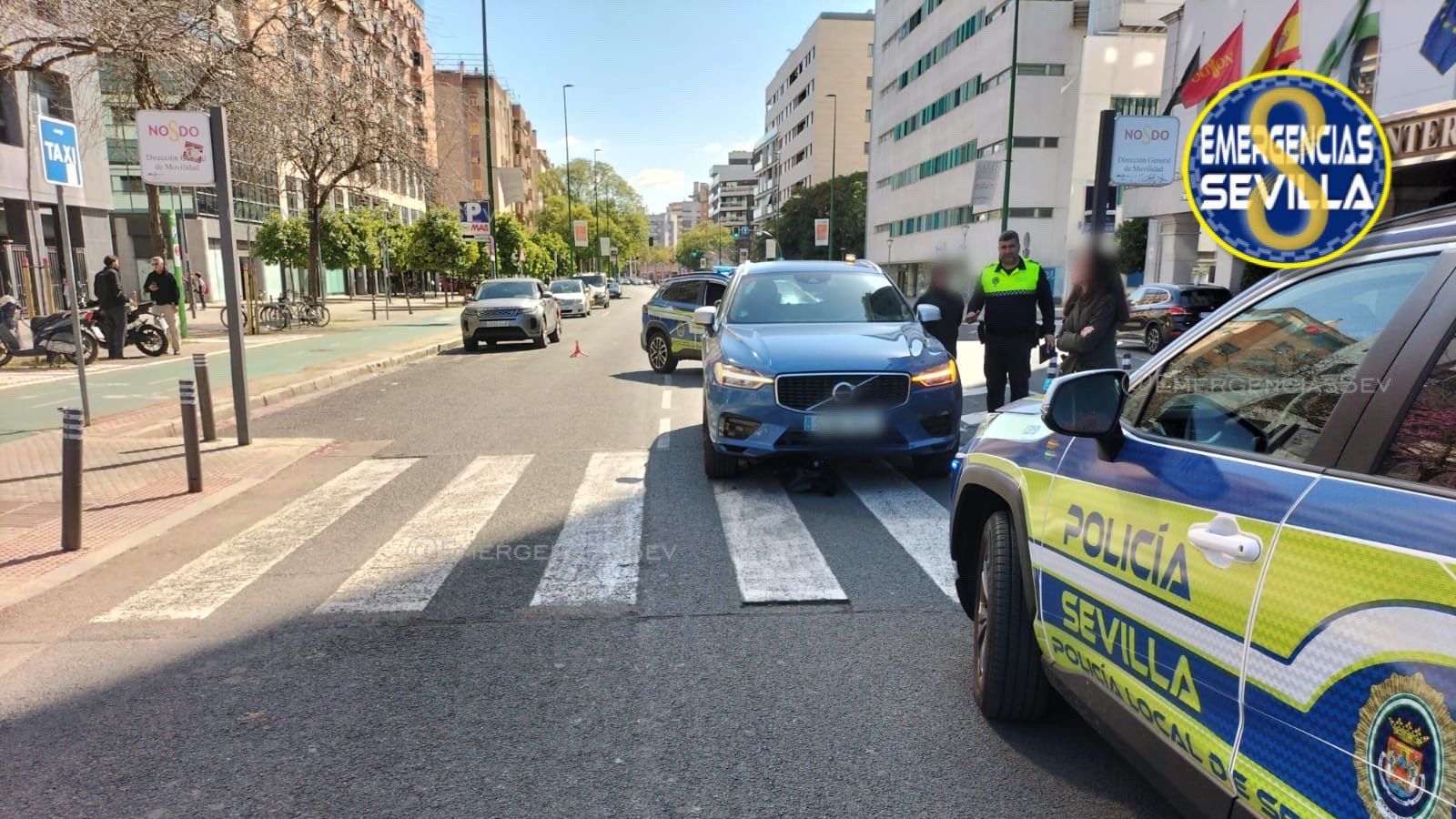 El coche implicado, en el paso de peatones de la Buhaira donde ha ocurrido el suceso.