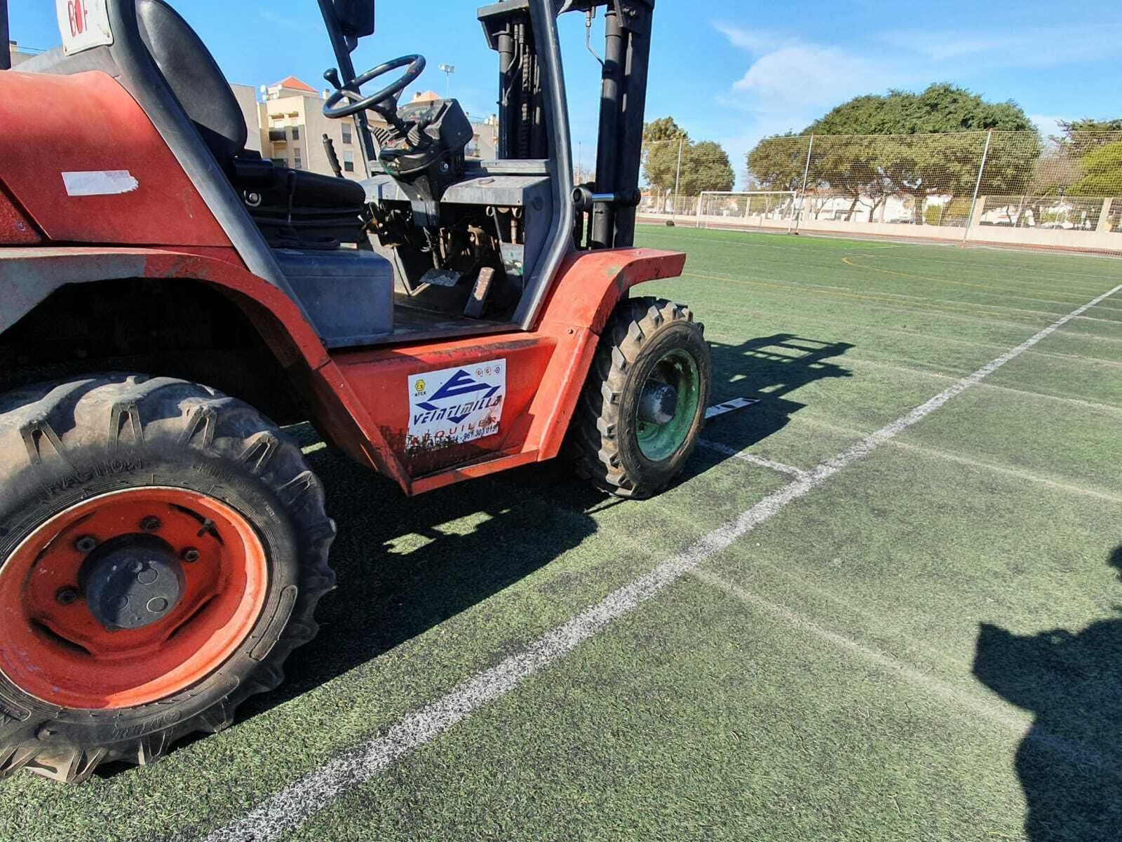 Maquinaria en el complejo Paco Gallego para la sustitución del césped