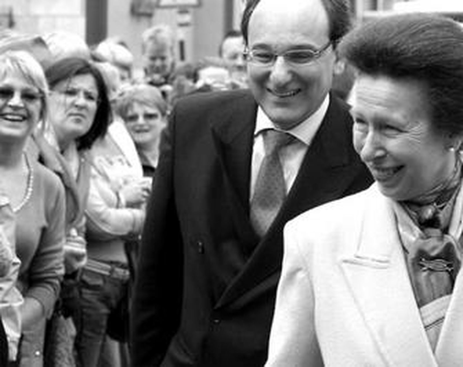 La princesa Ana de Inglaterra, escoltada por Caruana, durante su recorrido por Casamates y la calle Real.