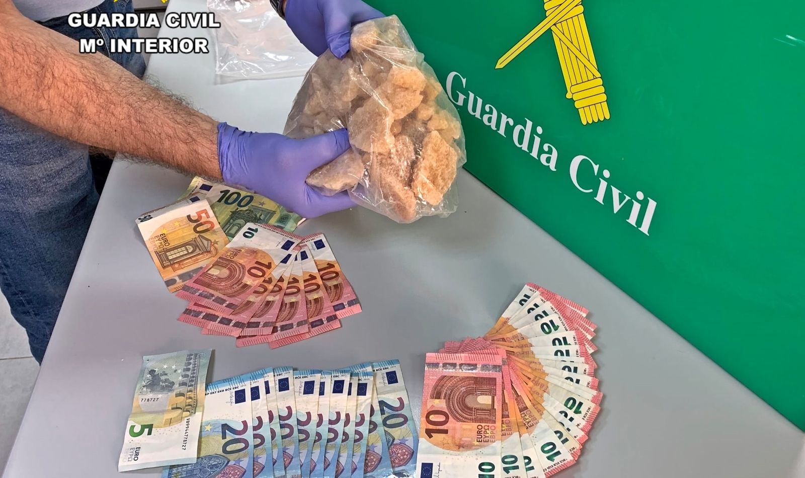 Todo el material intervenido por la Guardia Civil.