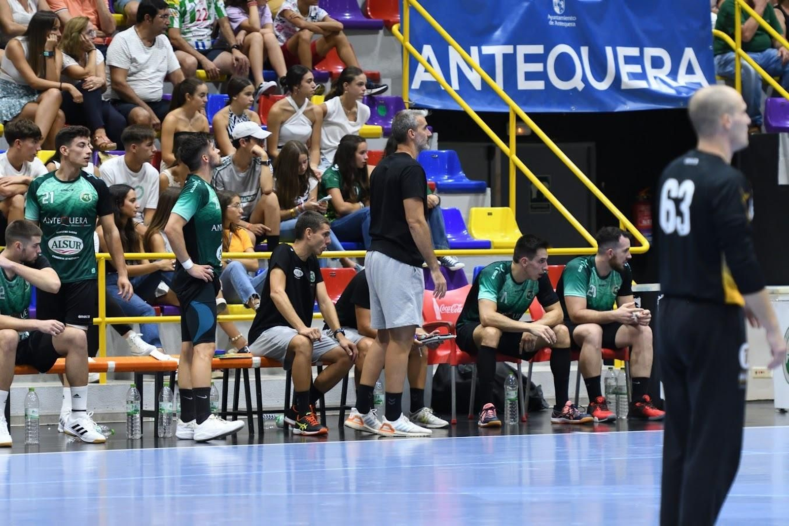 Chispi dando órdenes desde el banquillo en la Copa de Andalucía ante Trops Málaga. Chispi dando órdenes desde el banquillo en la Copa de Andalucía ante Trops Málaga.