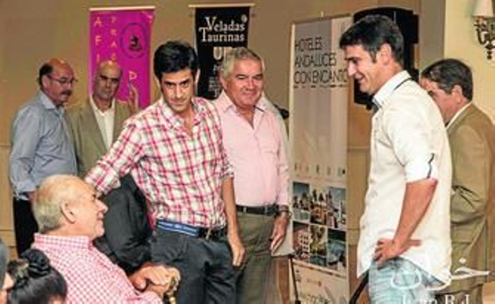 Rafael de Paula en el Hotel Jerez, departiendo con Víctor Janeiro, Jesulín de Ubrique y José Luis Galloso.